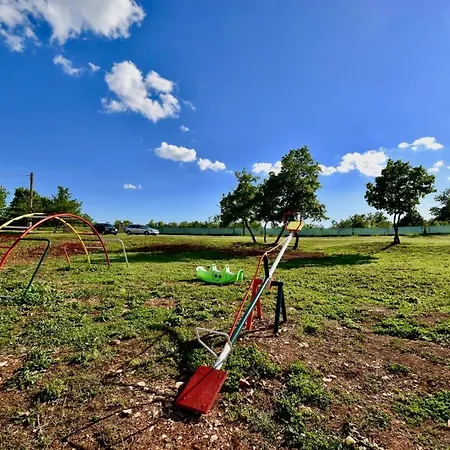 Summer On Spacious Ranch Marčana